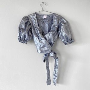 lisa says gah! shimmery metallic silver lamé crop top with puff sleeves